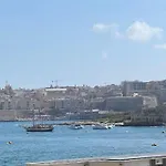 A&r 3 Bedrooms Seafront With Valletta&harbour View - Ferry Apartment *