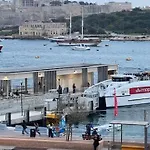 A&r 3 Bedrooms Seafront With Valletta&harbour View - Ferry Apartment