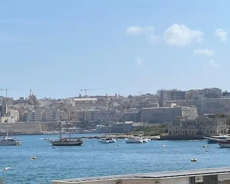 A&r 3 Bedrooms Seafront With Valletta&harbour View - Ferry 아파트 *